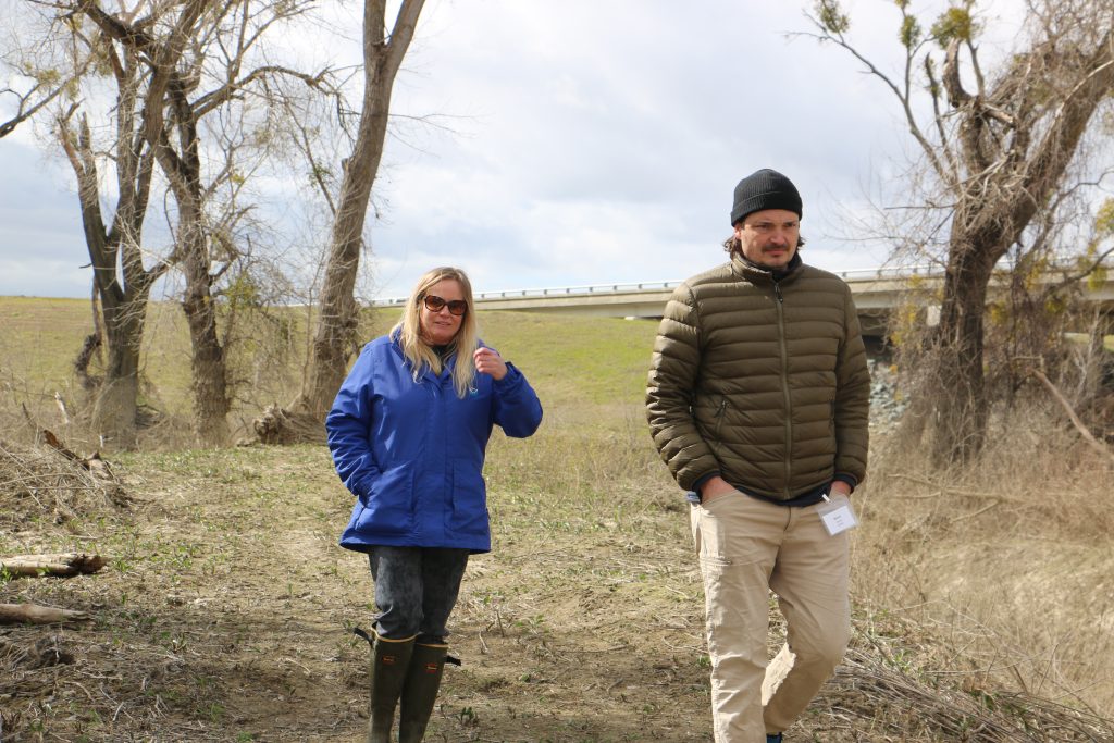 Two key agency leads for this project, Bjarni Serup from California Dept of Fish and Wildlife and Kimberly Clements with NOAA’s National Marine Fisheries Service, discussing the project on Field Day.